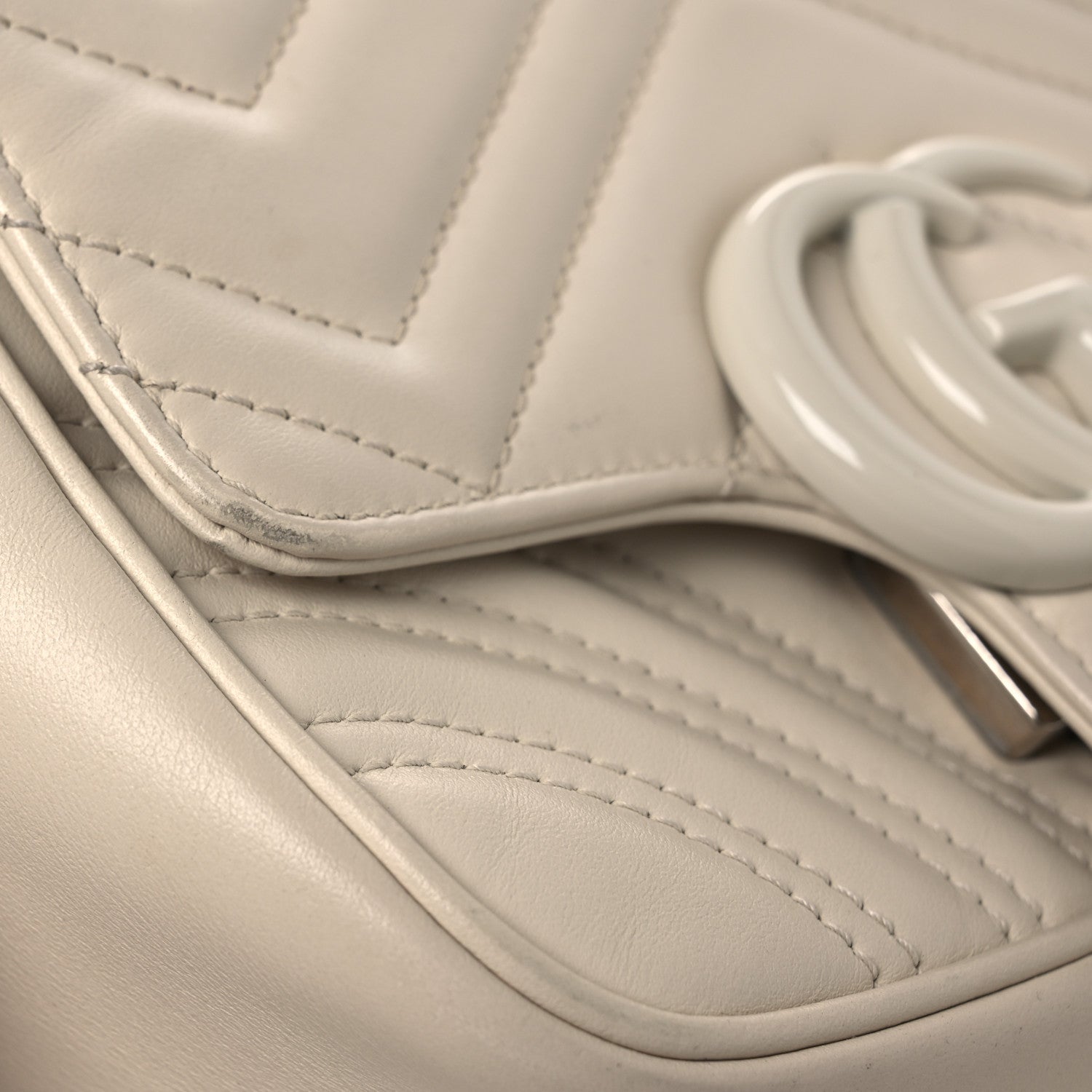 Calfskin Matelasse Monochrome Mini GG Marmont Crossbody Shoulder Bag White